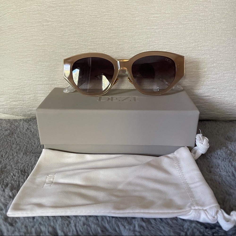 NWOT DEZI “Charge It” Sunglasses
